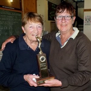 June Rahn en Jannie Brandt as Foursomes Uitklopkampioene, wat ook die manne uitgestof het. 